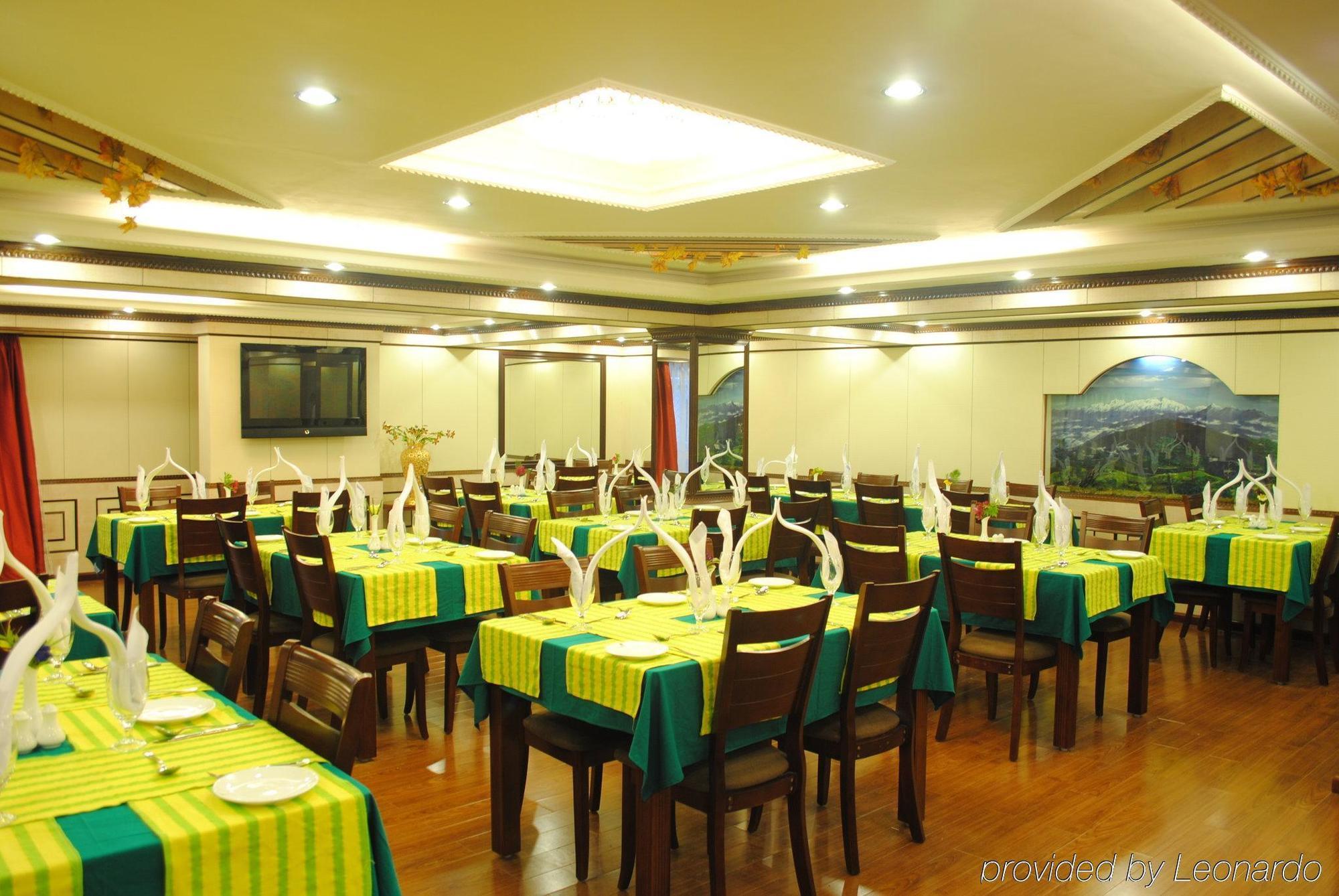 R.J.Resorts Дарджилінг Ресторан фото